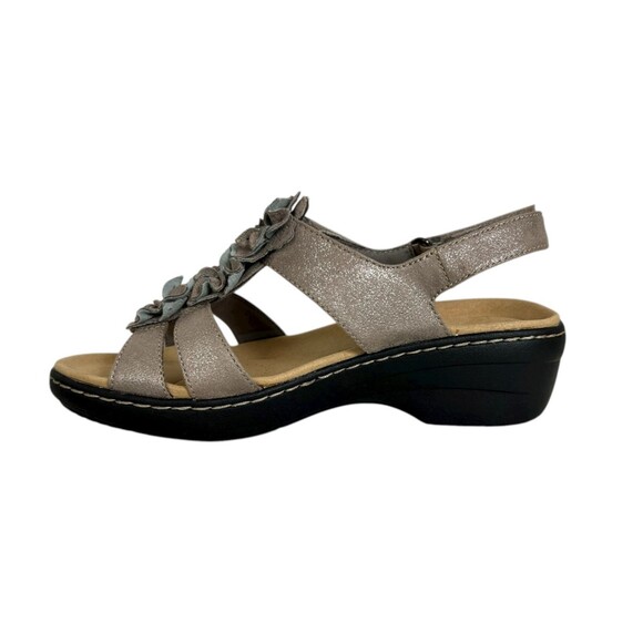 Clarks Merliah Sheryl Flower Applique Comfort Sandals  8.5  NWOB  Taupe Metallic - Picture 10 of 15